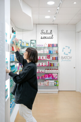Chica colocando un frasco Farmacia Batoy (Alcoy) 
