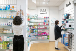 Personal ordenando en la Farmacia Batoy (Alcoy) 