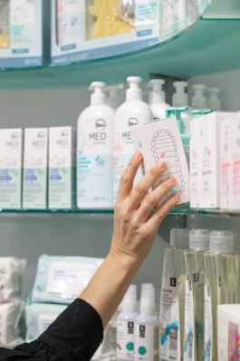 Mujer bajando un producto Farmacia Batoy (Alcoy) 