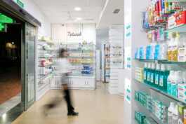 Persona entrando en la Farmacia Batoy (Alcoy) 