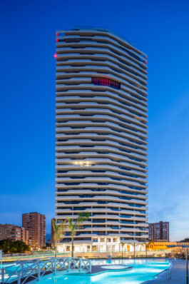 Frontal de noche del Edificio Residencial Benidorm Beach 