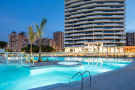Exterior con piscina de noche del Edificio Residencial Benidorm Beach 