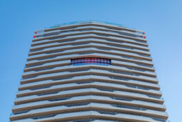 Contrapicado de la torre del Edificio Residencial Benidorm Beach 