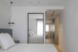 Acceso vestidor vivienda Bitácoras, El Campello (Alicante) 