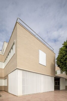 Esquina fachada del Centro de Salud de Callosa del Segura 