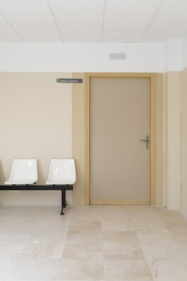 Sala de espera y salida de emergencia Centro de Salud de Callosa del Segura 
