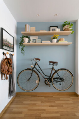 Decoración bicicleta colgada Piso Campello (Alicante) 