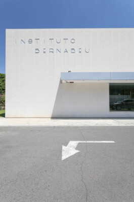 Fachada con rotulación Instituto Bernabeu (Alicante) 