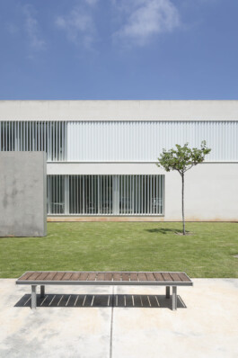 Banco recibidor exterior Instituto Bernabeu (Alicante) 