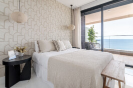 Habitación con acceso a terraza piso Piloto Benidorm (Alicante) 