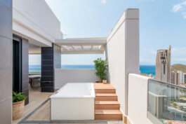 Terraza y jacuzzi piso Piloto Benidorm (Alicante) 