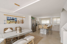 Espacio comedor y cocina Casa María Adánez (Cabo de las Huertas, Alicante) 