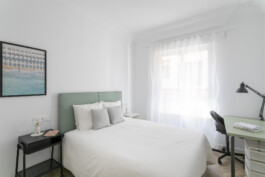 Habitación con mesa de trabajo piso San Carlos (Alicante) 
