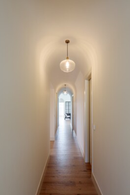 Pasillo iluminado Casa Limones (Elche) 