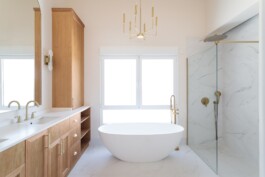 Baño principal con bañera Casa Limones (Elche) 