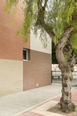 Detalle fachada ladrillo CEIP El Castillo, Monóvar (Alicante) 